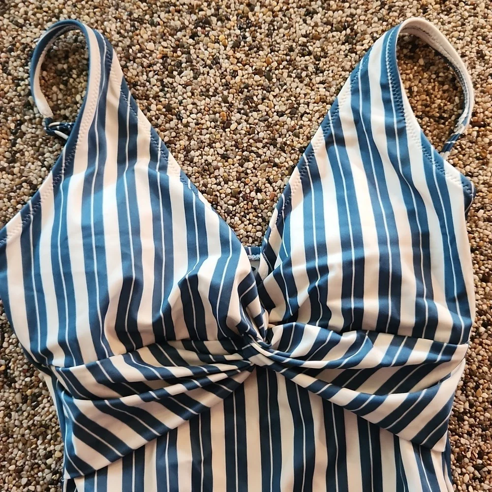 Old Navy Twist front one piece swimsuit, size medium‎